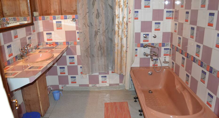 Shahnama Houseboat, Srinagar 4